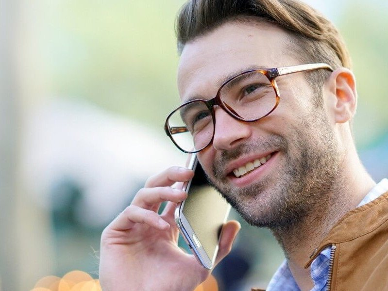 Zufriedener Kunde erhält Beratung ob Wechsel in eine private Krankenversicherung lohnt