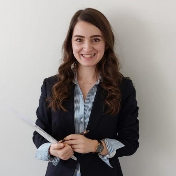 Kübra Versicherungsexpertin im Bereich PKV-Wechsel