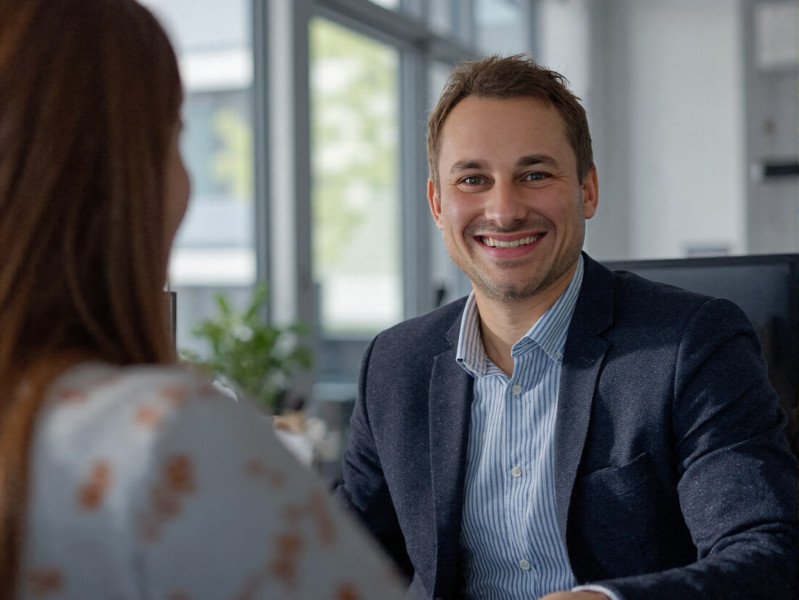 Versicherungsmakler Moritz erklärt, wann Nachzahlungen aufkommen